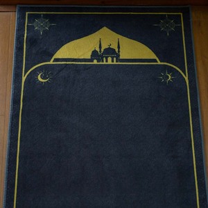 Tapis de Prière Musulman Personnalisé et Imprimé, Moelleux et Rembourré, Pliable et Portable - Product Image 2