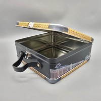 Conception personnalisée en métal Grande boîte de voyage en fer-blanc de style valise avec poignée en cuir PU et serrure Grande boîte en fer blanc carrée avec poignée