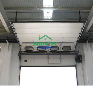 Porte de garage sectionnelle en acier galvanisé isolé et robuste certifiée CE avec une bonne étanchéité, une réduction du bruit et une utilisation durable - Product Image 1