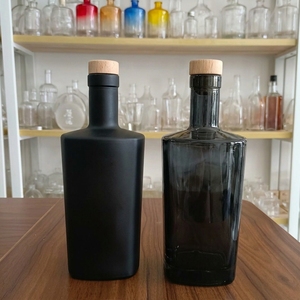 Botellas de Licor Vacías de Vidrio Blanco de Alta Calidad de 500ml/750ml con Tapa de Corcho Esmerilado Negro Mate y Logotipo Personalizado en Relieve para Vodka y <span class=keywords><strong>Whisky</strong></span> - Product Image 1