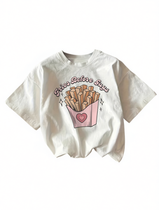 T-shirt grafica da donna con stampa 'Fries Before Guys', girocollo, manica corta, vestibilità casual e ampia, 100% cotone jersey. - Product Image 1