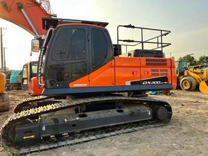 Excavatrice sur chenilles d'occasion Doosan DX300LC-9C, modèle 2022, moteur Isuzu, poids opérationnel de 30 tonnes, certifiée CE/EPA, pour travaux de terrassement - Product Image 4