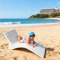 Chaise longue flottante en fibre de verre en forme de S ergonomique pour piscine, résistante aux UV, services de découpe et de pliage personnalisables, ultime