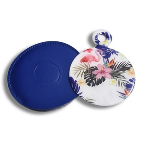 กระจกพกพาแบบมีหูจับ สกรีนโลโก้ได้ รุ่นขายดี สีแดงสไตล์เรโทร สำหรับเดินทาง - Product Image 3