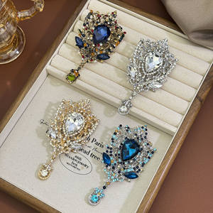 Broche de luxe en alliage plaqué or, style européen, avec cristaux en forme de goutte d'eau et strass, pour cadeau de mariage, unisexe - Product Image 3