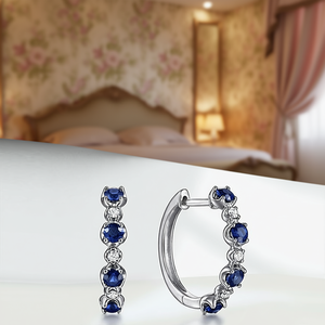 Pendientes de aro de oro blanco E3453 con zafiro y diamantes engastados en forma de garra, joyería fina clásica para mujer - Product Image 2