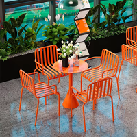 Ensemble de chaises de table à manger orange pour patio extérieur Art en fer Conception de célébrités sur Internet pour cafés Boutiques de thé au lait Balcons Loisirs