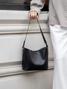 Sac fourre-tout décontracté en cuir de vachette pour femme, style vintage 2025, avec boucle métallique de luxe, sac à bandoulière souple pour toutes les occasions, idéal pour la plage - Product Image 6