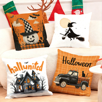 Les coussins décoratifs d'Halloween ornent le salon confortable avec des motifs de sorcières effrayantes, de citrouilles, de camions et de maisons hantées.