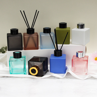 Diffuseur de parfum en verre noir mat, couleurs mélangées variées, flacon carré avec bâtonnets noirs et coffret cadeau assorti