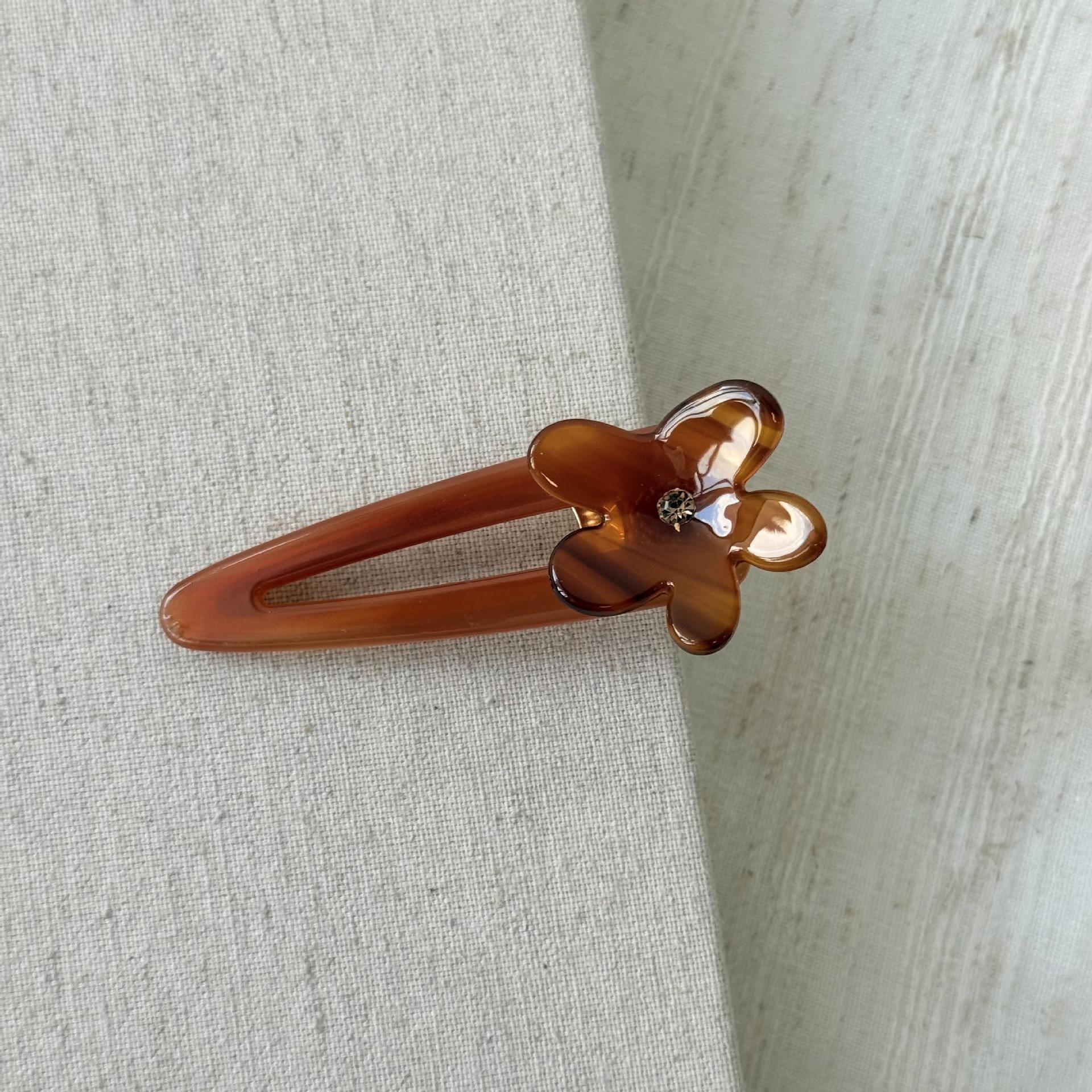 สีน้ำตาล