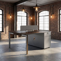 Poste de travail de bureau moderne, durable et écologique pour 2 personnes, avec écran de confidentialité double face, hub de prises et socle.