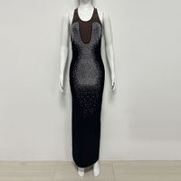 Robe de soirée vintage ajustée à col rond et longueur ras du sol avec embellissements en strass