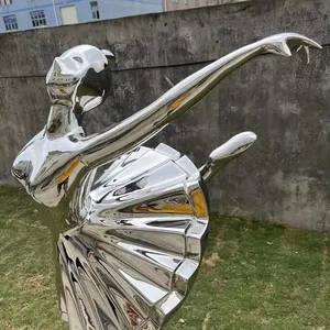 Espejo de tamaño real pulido de acero inoxidable danza bailarina chica escultura al aire libre Hotel escultura otras decoraciones de boda