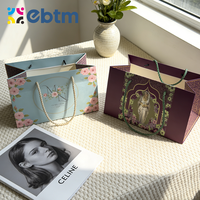 Sacs cadeaux en papier kraft recyclé à imprimé floral de luxe avec poignées en ruban de longueur manuelle pour boutique de vêtements