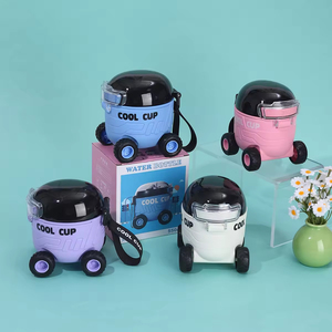 Nuevo Vaso de Plástico Creativo con Diseño de Coche Espacial de Dibujos Animados para Niños, Tapa Rebotable Portátil para Exteriores, Tubo de Succión, Cordón y Botella de Agua para Beber Directo - Product Image 1