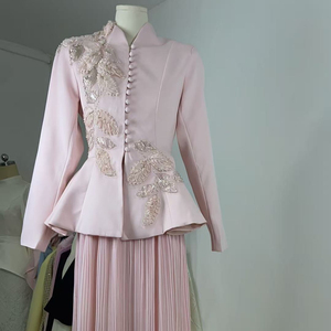Vestido de <span class=keywords><strong>invitada</strong></span> de boda rosa a medida 2026, elegante vestido de gala bordado con volantes plisados y botones frontales, <span class=keywords><strong>conjunto</strong></span> de <span class=keywords><strong>dos</strong></span> <span class=keywords><strong>piezas</strong></span>. - Product Image 2