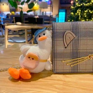 ตุ๊กตาเป็ดน้อยน่ารักห้อยกระเป๋าเป้สะพายหลัง ตุ๊กตาแต่งงานขายส่ง ตุ๊กตาเป็ดหัวเอียงเติมน้ำมัน ตุ๊กตาเป็ดพวงกุญแจ - Product Image 5