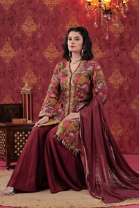 Ensemble Sharara en soie Chanderi légère avec embellissements floraux faits main, couleur bordeaux, pour tenues de mariage, excellent prix - Product Image 3