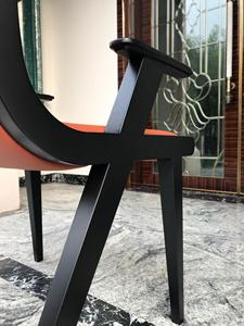 Chaise de salle à manger rembourrée de style moderne du milieu du siècle, avec pieds en bois noir et dossier en cuir orange - Product Image 3