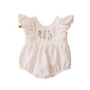 Barboteuse bébé d'été sans manches en coton-lin blanc brodée, style triangle, avec détails volantés, style princesse champêtre, motif marguerite - Product Image 5