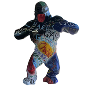 Sculpture en fibre de verre personnalisée, statue de gorille créative moderne en résine colorée peinte à la main, pour utilisation en extérieur dans les centres commerciaux.