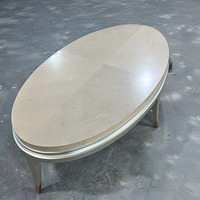 Table basse ovale moderne pour la maison avec pieds coniques et panneau en bois de manguier à lattes pour salon