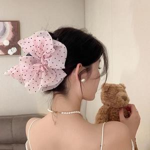 Pinza de pelo grande con lazo de malla, accesorio de tela con puntos ondulados, pinza de plástico tipo tiburón - Product Image 2