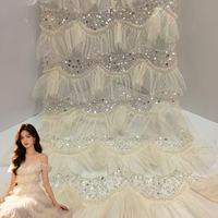 Tissu en dentelle 100% polyester 3D, à sequins, à volants, en tulle superposé, brodé de perles, maille moelleuse, pour robe de mariée à étages
