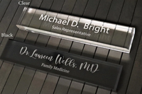 Bloc de nom de bureau en acrylique moderne pliable personnalisé, gravure personnalisée du nom, logo ou texte sur mesure