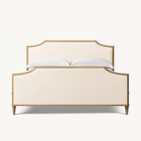 Lit élégant traditionnel en bois foncé avec panneaux capitonnés crème et pieds taillés en diamant pour chambre à coucher, personnalisable OEM