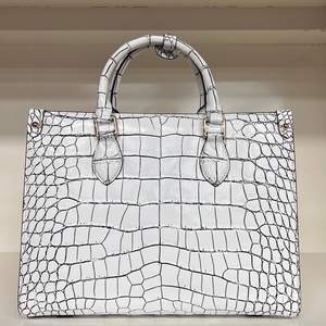 Bolso Tote de Piel de Cocodrilo Genuina – Bolso de Diseño de Lujo con Versatilidad para Llevar al Hombro - Product Image 4