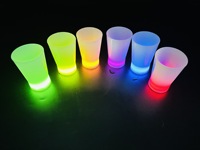 Nicro Offre Spéciale 12oz Coloré Clignotant Lumières Discothèque Bar Paillettes Fournitures Neno Partie Fluorescent Tasse Glowing LED Gobelets En Plastique