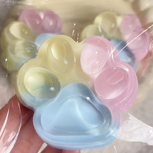 ของเล่นบีบแมวนุ่มสีรุ้งน่ารักแบบใหม่ เนื้อเจลลี่เหนียวเหนอะหนะ สีชมพู บรรเทาความเครียด ของขวัญสำหรับวัยรุ่นและผู้ใหญ่ พกพาสะดวก - Product Image 2