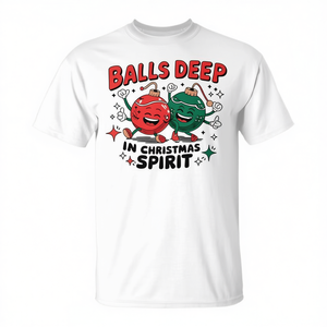 Camiseta con estampado de bolas navideñas, con un espíritu festivo y un mensaje de Feliz Navidad - Product Image 2