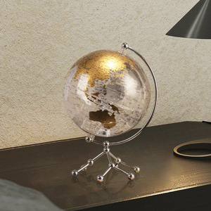 Globe lumineux avec guirlandes lumineuses, support métallique avec carte blanche, objet décoratif pour bureau ou étagère - Product Image 2