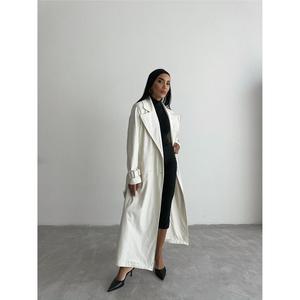Gabardina de cuero acolchada para mujer en color blanco - Product Image 1