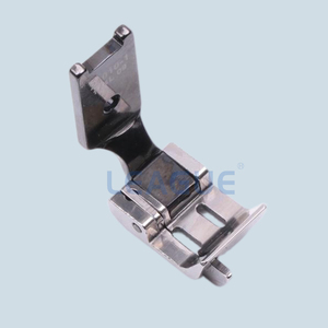 21010-1 1/4L Pie <span class=keywords><strong>prensatelas</strong></span> <span class=keywords><strong>de</strong></span> repuesto para máquinas <span class=keywords><strong>de</strong></span> coser <span class=keywords><strong>de</strong></span> doble aguja, para la aplicación <span class=keywords><strong>de</strong></span> cinta <span class=keywords><strong>de</strong></span> sujetador en varios tipos <span class=keywords><strong>de</strong></span> máquinas - Product Image 1