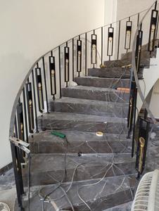 Balustre moderne MS au toucher doré élégant, conçu pour les intérieurs de villas de luxe et les espaces résidentiels haut de gamme, au fini doré. - Product Image 3