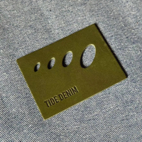 Étiquettes en cuir PU écologiques personnalisées, imprimées et gaufrées, avec couleur et forme personnalisées