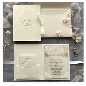 การ์ดเชิญงานแต่งงานแบบกำหนดเองได้ ปกแข็งกำมะหยี่หรูหราสีครีม พร้อมชุดอะคริลิกใสเงาสง่างาม - Product Image 1