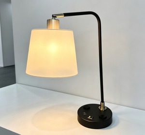 Lámpara de Hotel Contemporánea Personalizada para Habitación King, Cuerpo de Hierro, Pantalla de Tela, Control LED WiFi, Acabado Blanco Ecológico, Doble Enchufe de CA - Product Image 3