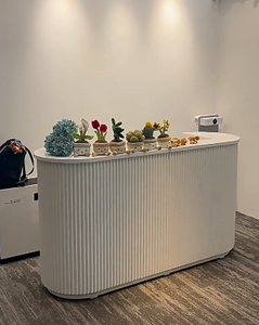 Mostrador de Recepción Moderno y Minimalista con Iluminación LED para Hoteles y Salones de Belleza - Product Image 4