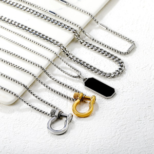 Collier en chaîne en acier inoxydable avec pendentif mousqueton, design tendance pour hommes et femmes, bijoux de mode style hip hop - Product Image 1