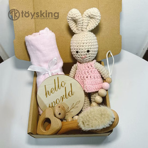 Coffret cadeau personnalisé pour nouveau-né, avec chaussures pour nouveau-né offertes, hochet-griffoir en crochet fait main, brosse, serviette en mousseline et couverture - Product Image 3