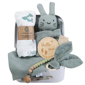 Yenidoğan bebek hediye seti Muslin pamuklu battaniye bebek Bib oyuncak seti
