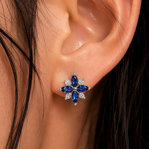 ต่างหูทองคำขาว 18K ประดับเพชรและไพลินสีน้ำเงิน - Product Image 3
