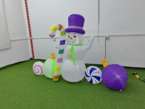 Muñeco de Nieve Inflable Iluminado de 7 Pies con Adornos, Decoración Navideña Inflable para Jardín, para Exteriores - Product Image 4