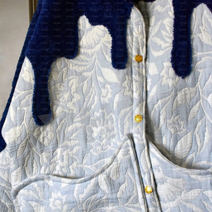 Completo Sportivo Personalizzato in Due Pezzi, Giacca Corta Goffrata e Pantaloni, Set Streetwear con Felpa e Pantaloni a Zampa per Uomo - Product Image 4