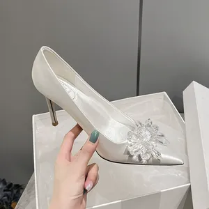 Scarpe da Sposa Bianche di Alta Qualità per <span class=keywords><strong>Donna</strong></span>, Stiletti Casual con Cristalli, Punta Affusolata in Raso di Seta per Matrimoni <span class=keywords><strong>e</strong></span> Feste - Product Image 2